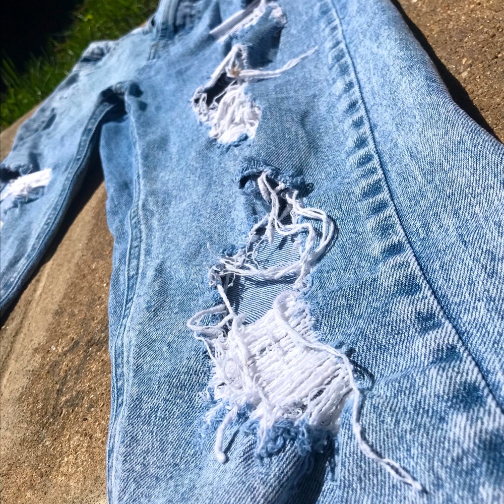 Wild Fable Light Wash Ripped Mom Jeans - Size 10